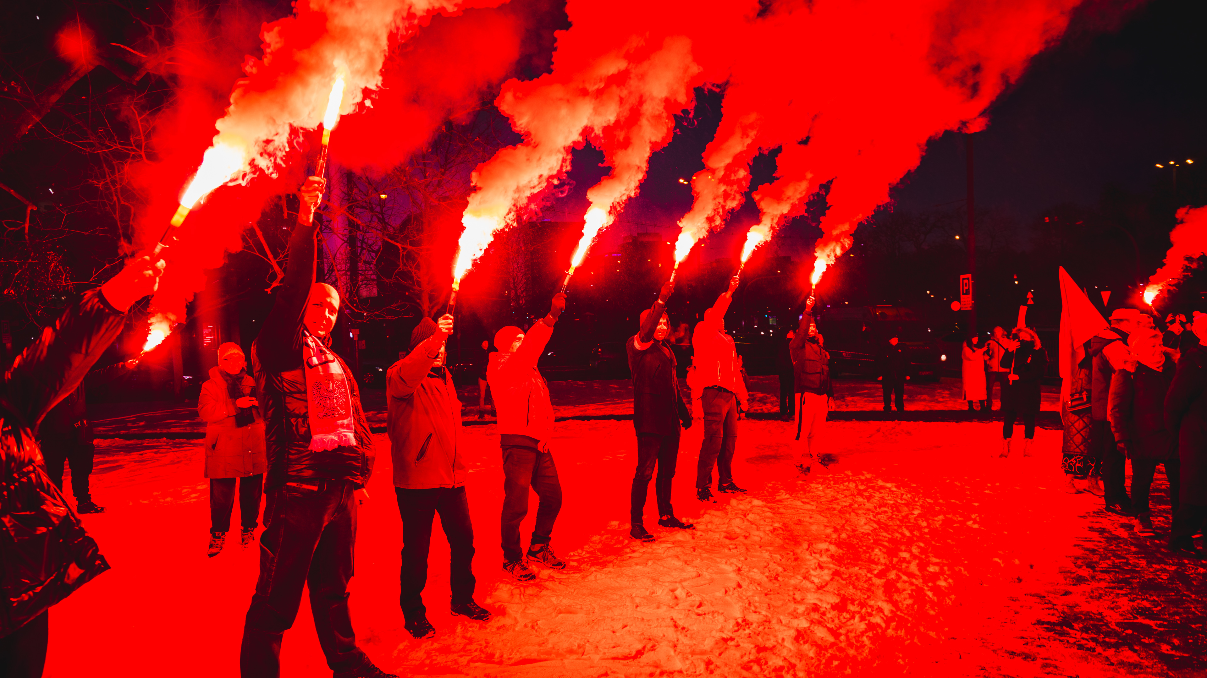 Zdjęcie przedstawia grupę trzech mężczyzn morsujących w jeziorze