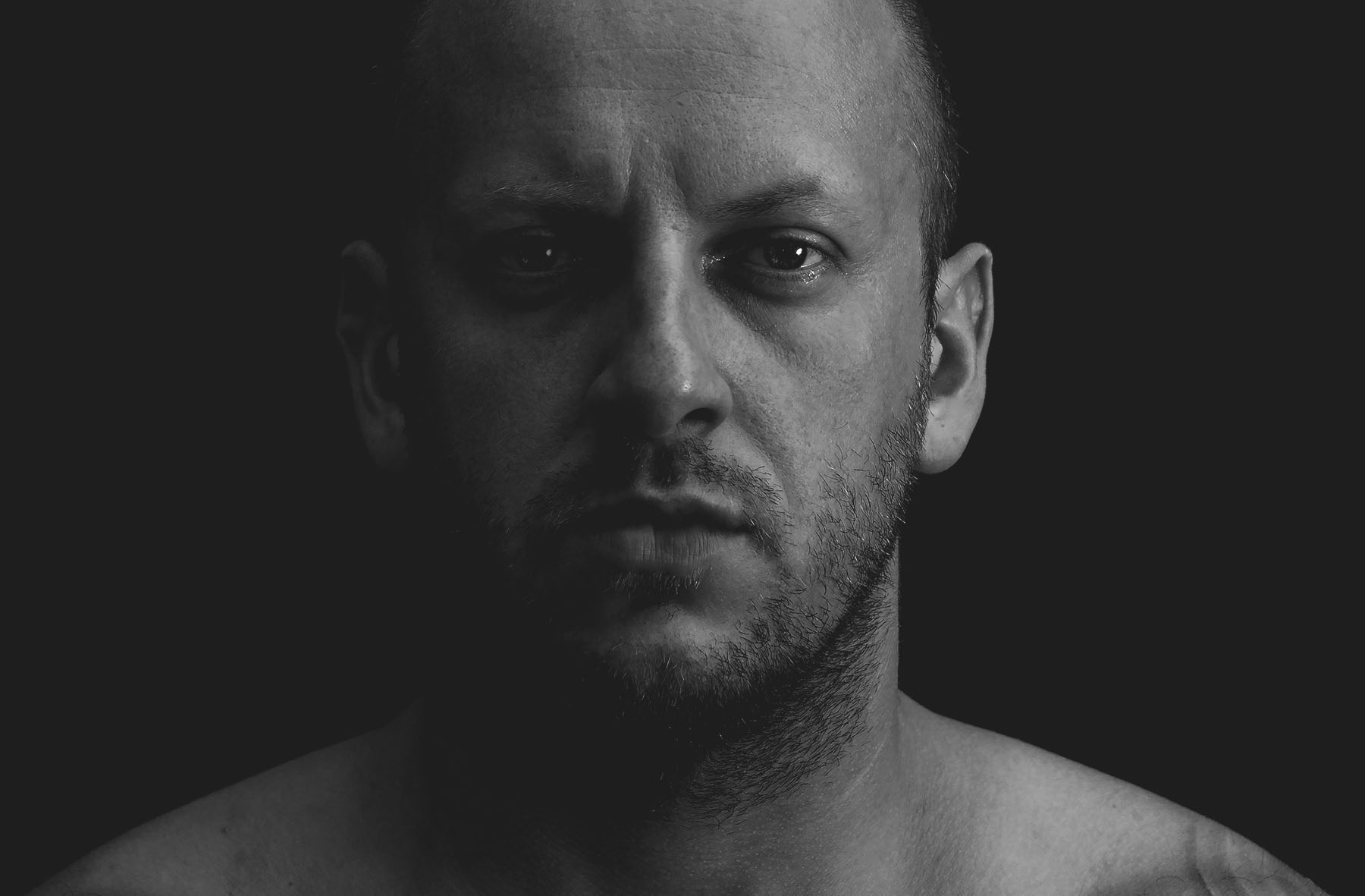 Zdjęcie przedstawia portret fotografa Artura Kosonowskiego